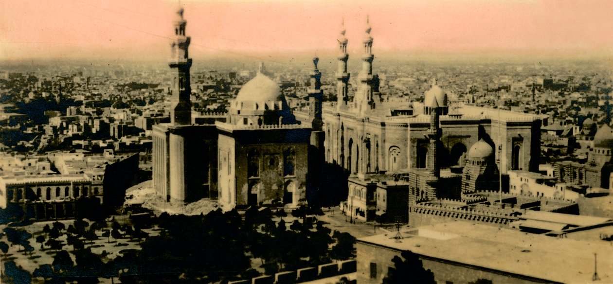 Cairo: Vista geral e Mesquita do Sultão Hassan, c1918-c1939. de Unbekannt
