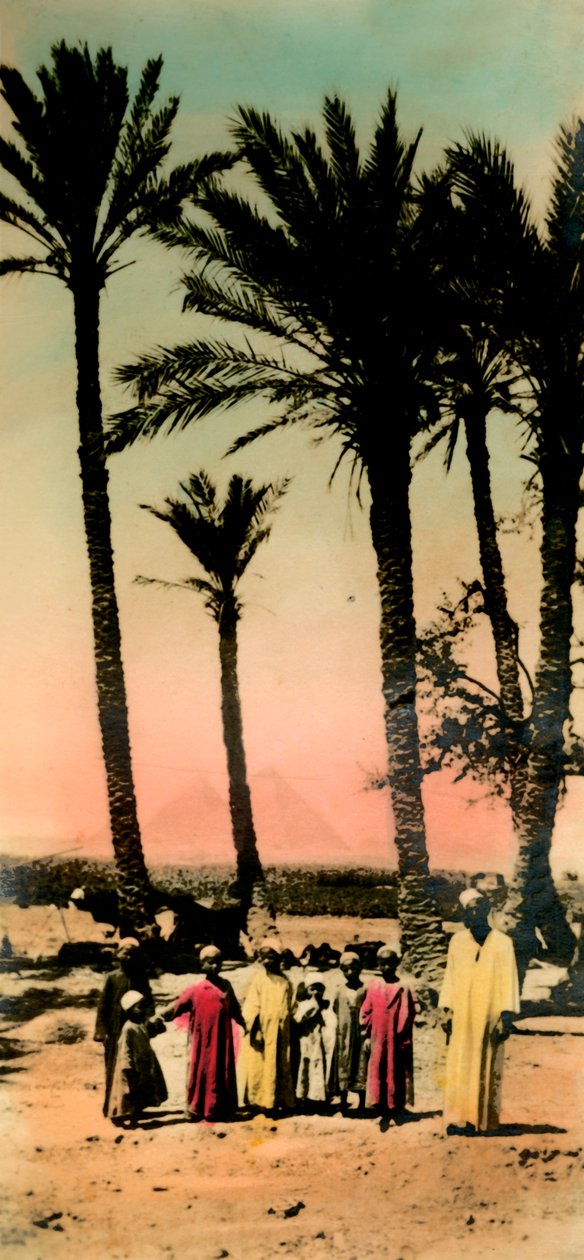 Cairo: crianças nativas perto das pirâmides, c1918-c1939. de Unbekannt