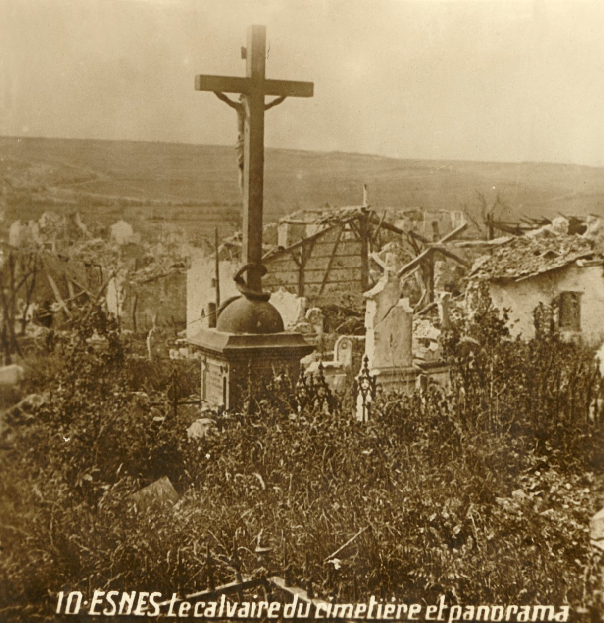 Calvário no cemitério de Esnes, norte da França, c1914-c1918 de Unbekannt