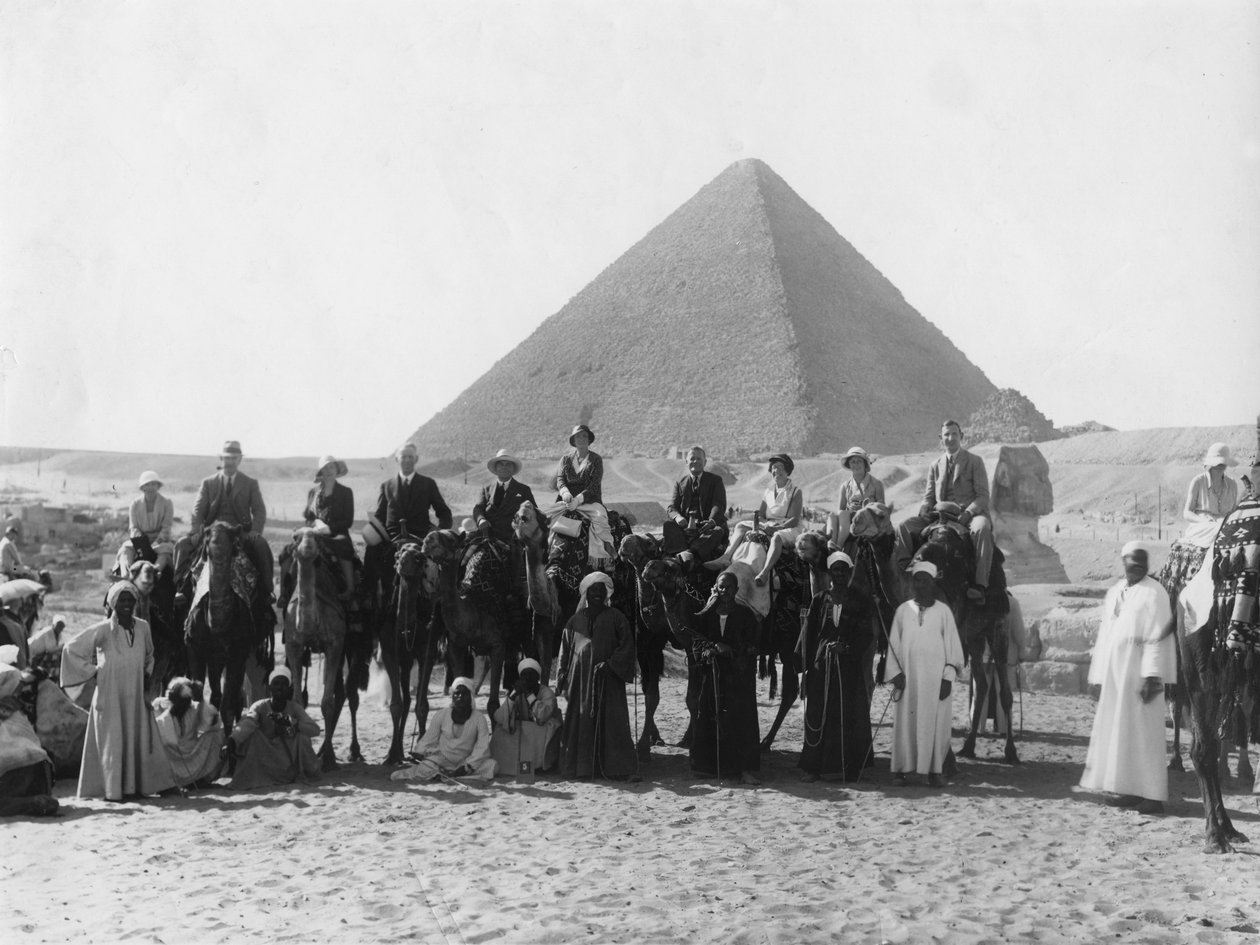 Passeio de camelo em frente a uma das pirâmides de Gizé, Egito, c1920s-c1930s de Unbekannt