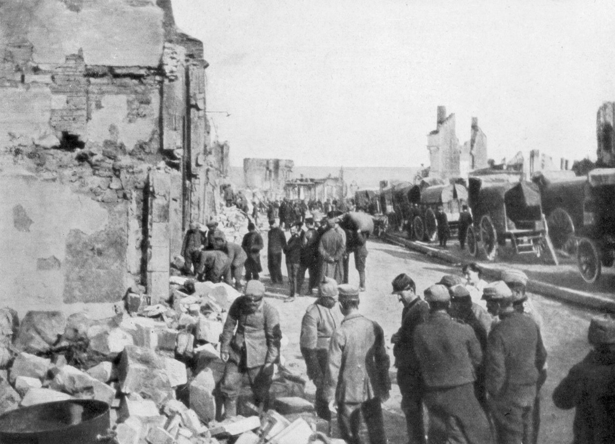Prisioneiros alemães em cativeiro removendo detritos das ruas de Clermont-en-Argonne, França, 1914 de Unbekannt