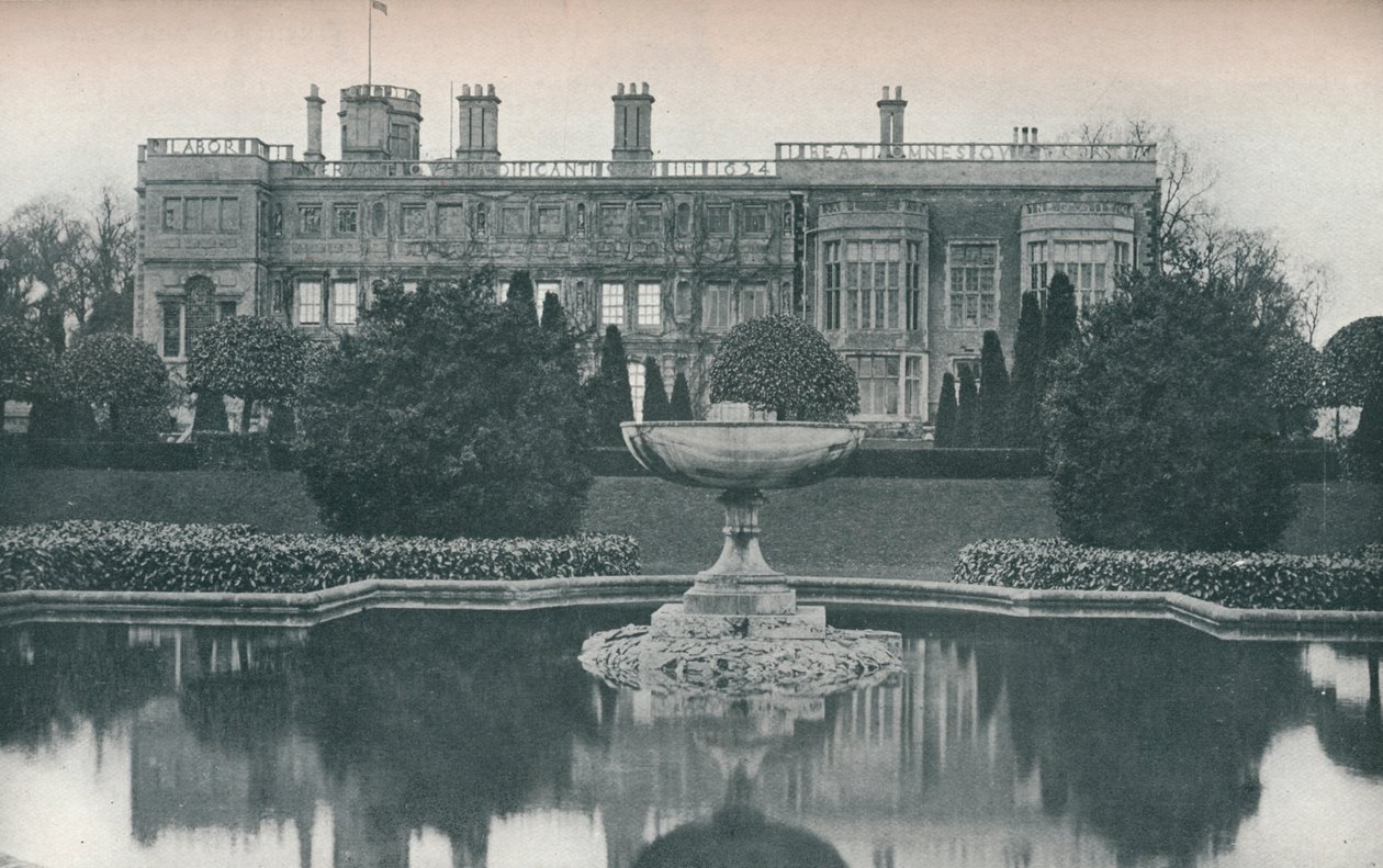 Castelo Ashby, Northants: lado sul, com fonte, c1915 de Unbekannt