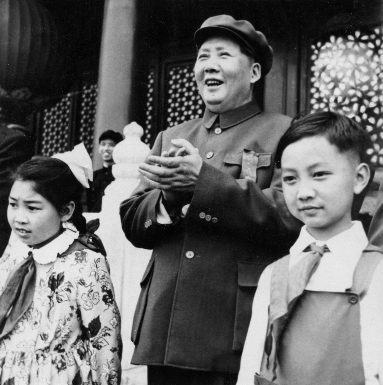 Presidente Mao Tse Tung aplaudindo os paraísos da tribuna de Tien An Men em Pequim, China de Unbekannt