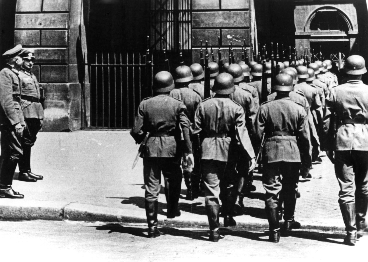 Troca da guarda na sede alemã em Paris ocupada, junho de 1940 de Unbekannt