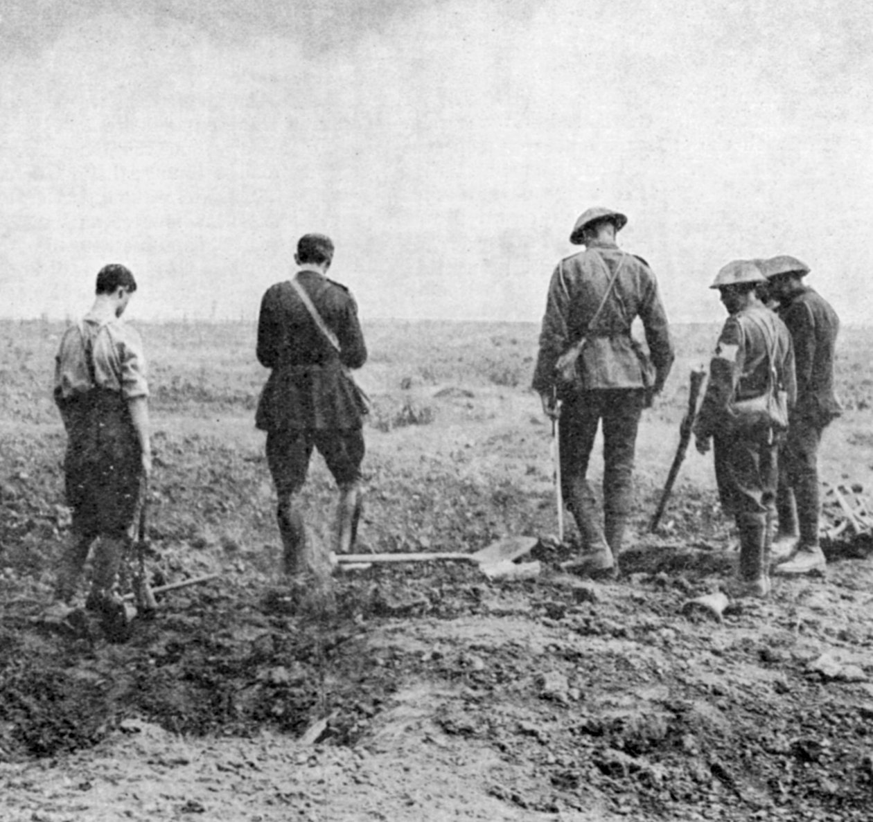 Capelão que presta serviço funerário no campo enquanto o enterro presta seus respeitos, c1916 de Unbekannt