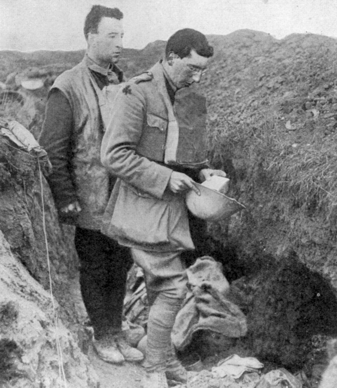 Capelão dos primeiros Munsters a fazer uma oração funerária pelos soldados mortos na trincheira de 1918 de Unbekannt