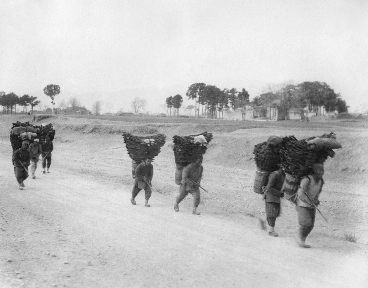 Portadores de carvão vegetal no caminho para Pequim, China, final do século XIX ou início do século XX de Unbekannt