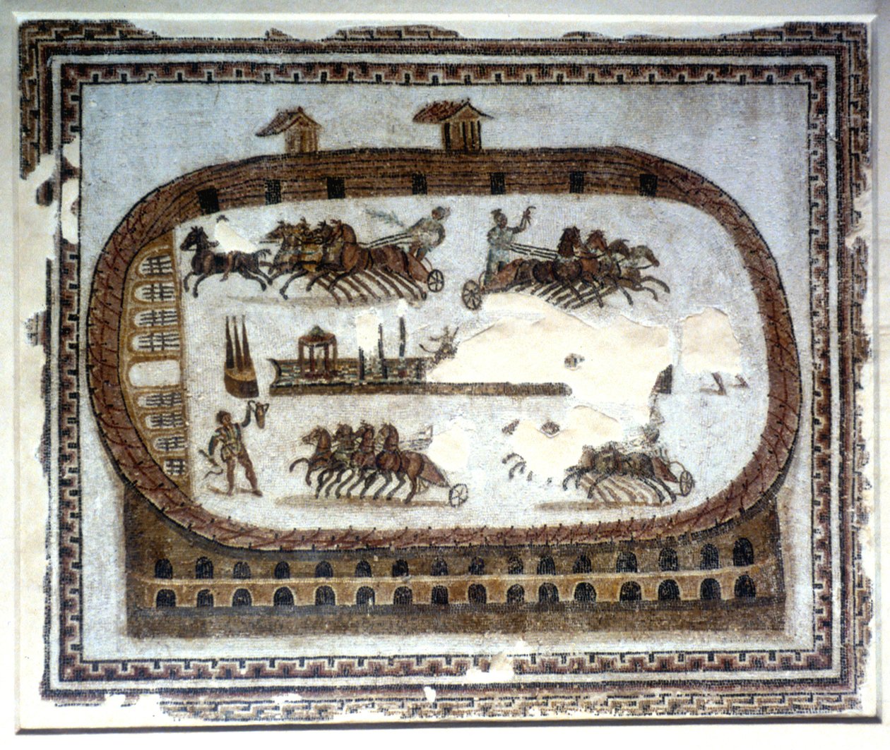 Corrida de carruagens na arena, mosaico romano, século II de Unbekannt