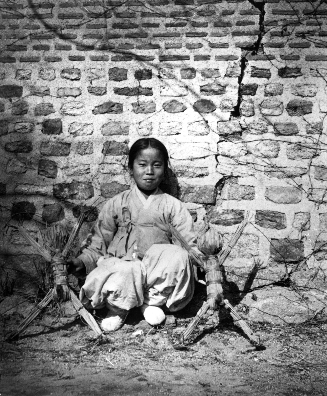 Criança sentada perto de uma parede, Coréia, c1900 de Unbekannt