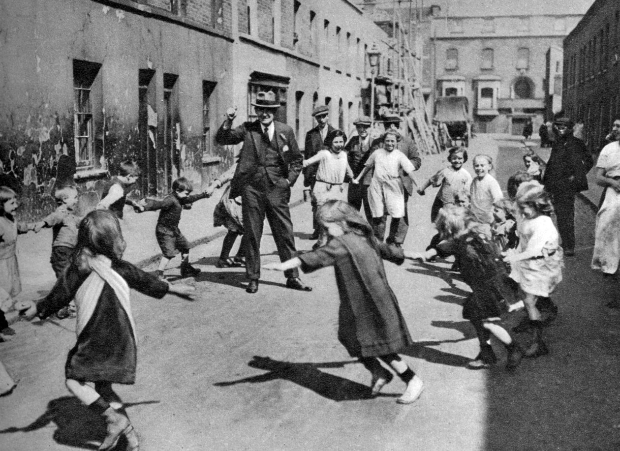 Crianças dançando na rua, Londres, 1926-1927 de Unbekannt