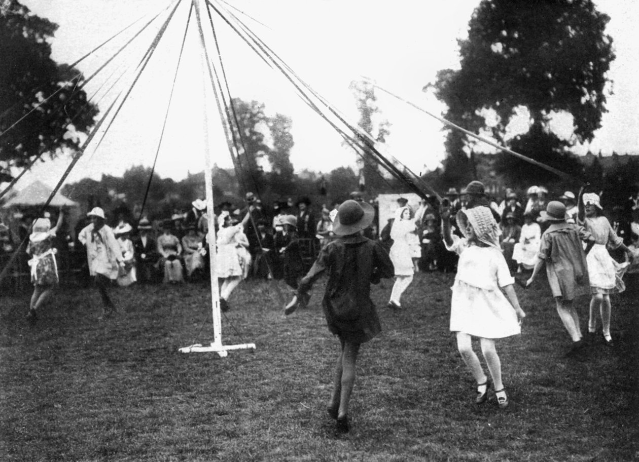 Crianças dançando em volta de um poste, 1926 de Unbekannt