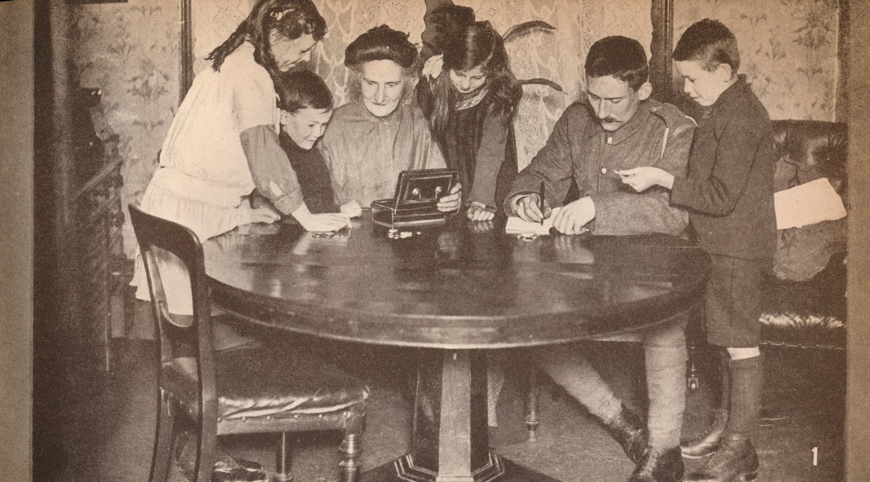 Crianças esvaziando suas caixas de dinheiro para investir em empréstimos de guerra, c1917, 1935 de Unbekannt