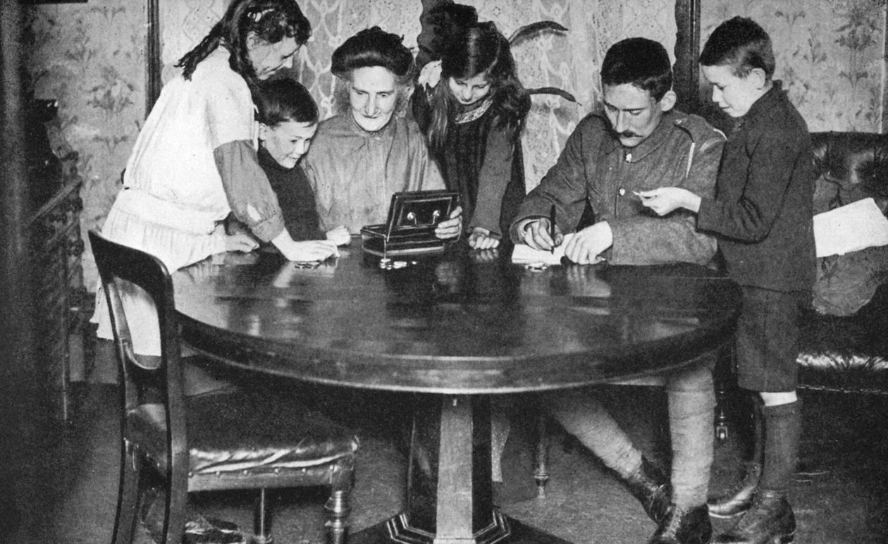 Crianças esvaziando suas caixas de dinheiro para investir em títulos de guerra, 1936 de Unbekannt