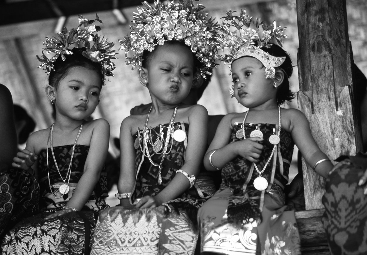 Crianças em vestidos tradicionais (foto a p/b) de Unbekannt