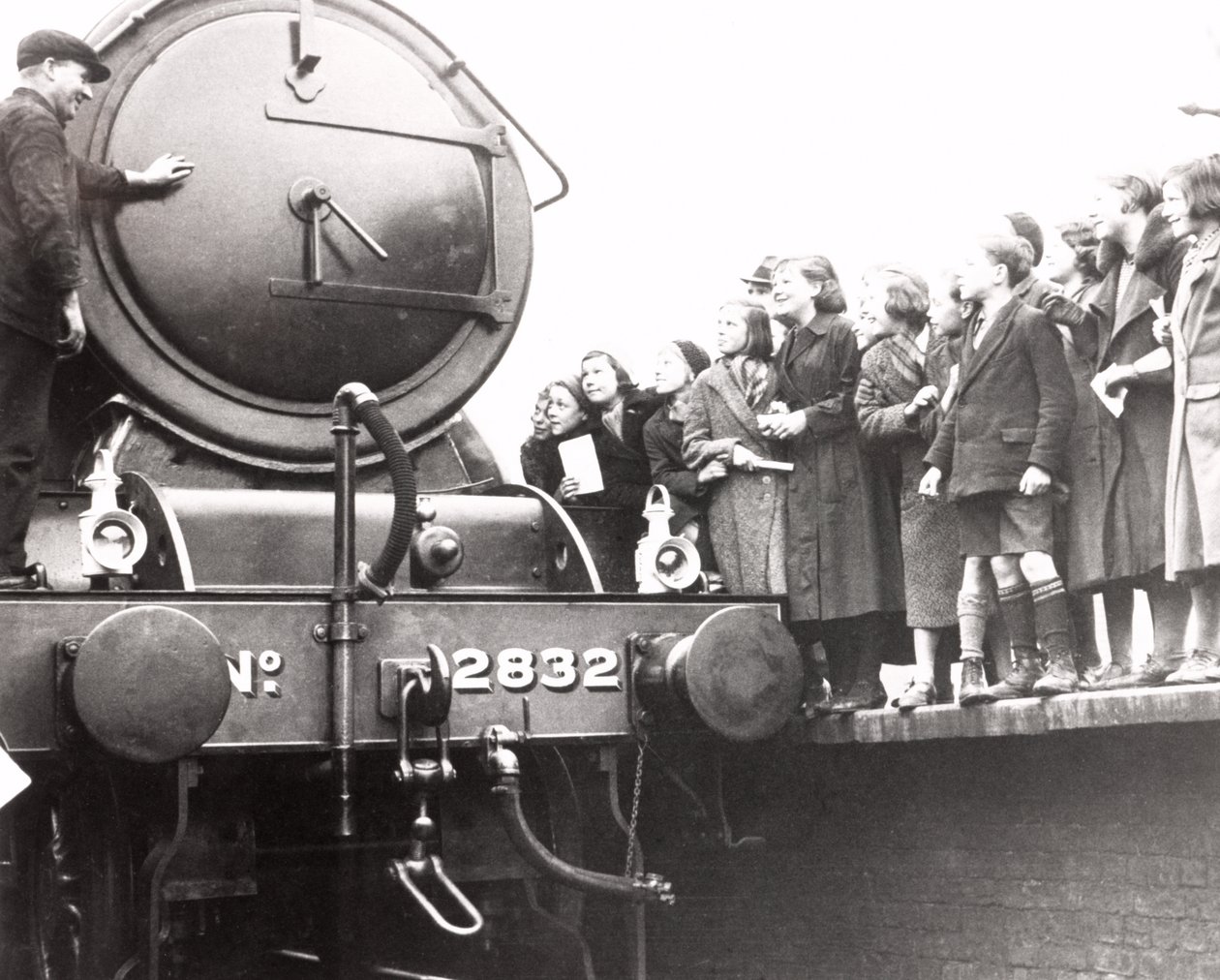 Crianças a olhar para uma locomotiva a vapor, 3 de Março de 1936 de Unbekannt