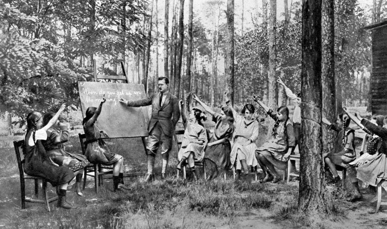 Crianças fazendo aulas de inglês na floresta de Charlottenburg, Berlim, Alemanha, 1922 de Unbekannt