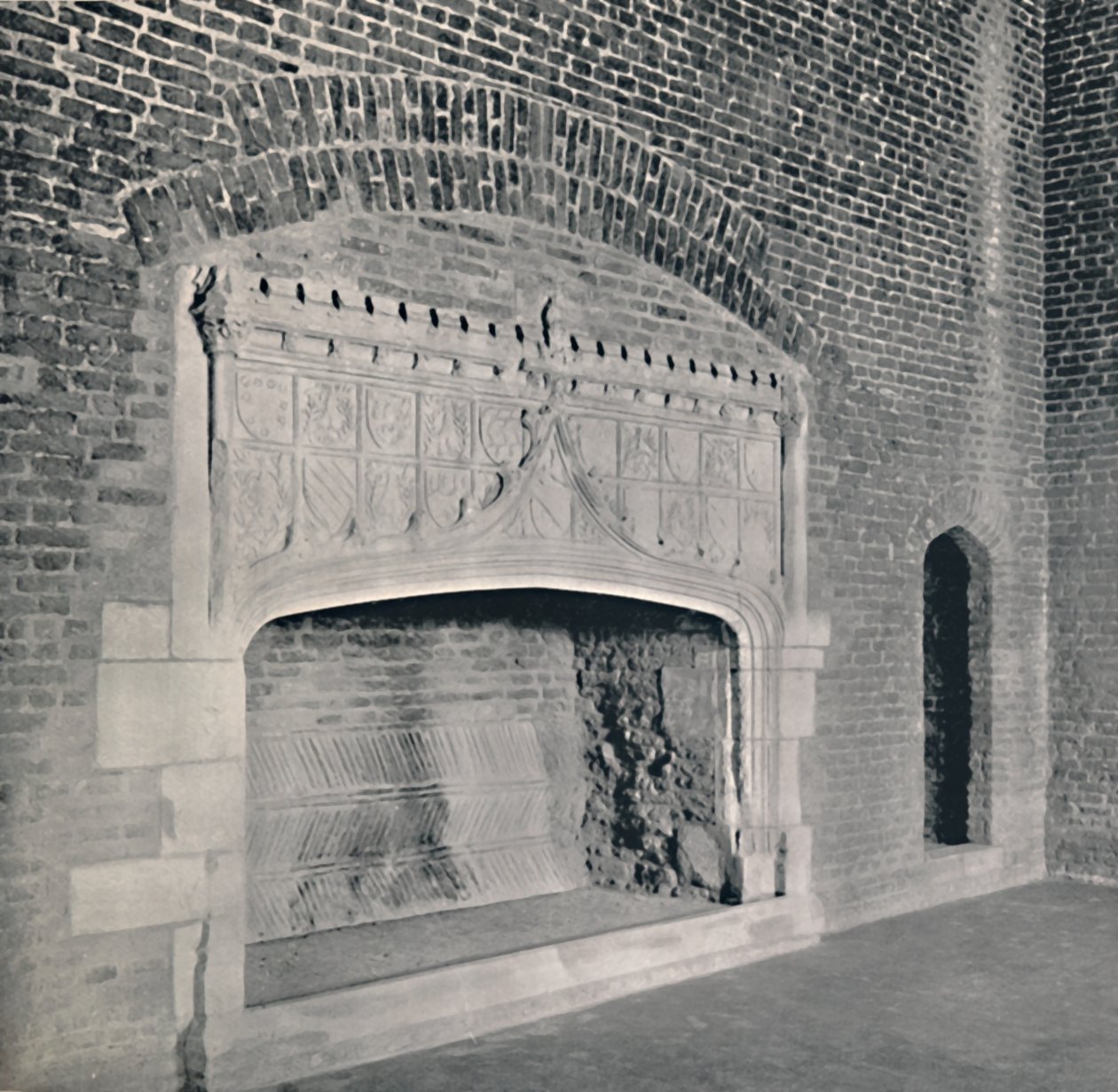 Peça da chaminé no castelo de Tattershall, Lincolnshire, 1927 de Unbekannt