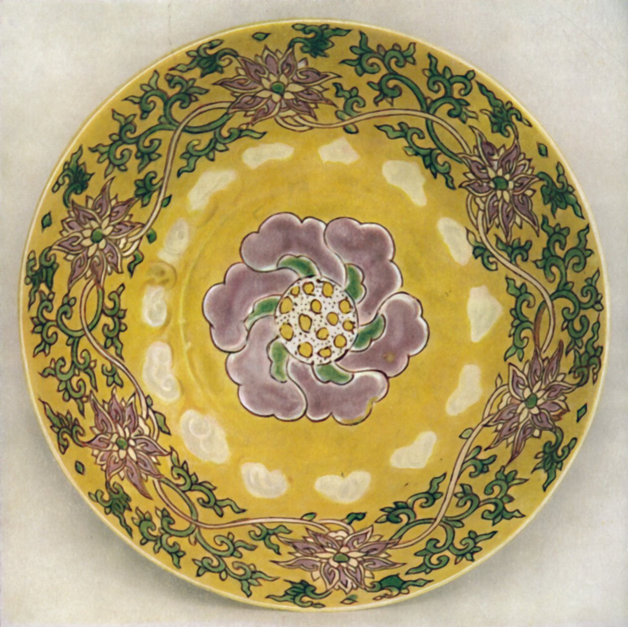 Tigela de porcelana pintada com esmalte chinês. Período de Chia Ching, 1522-1566, 1928 de Unbekannt
