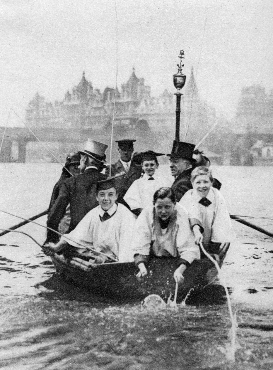 Coros de St. Clement Danes batendo as marcas de fronteira no Tamisa, Londres, 1926-1927 de Unbekannt