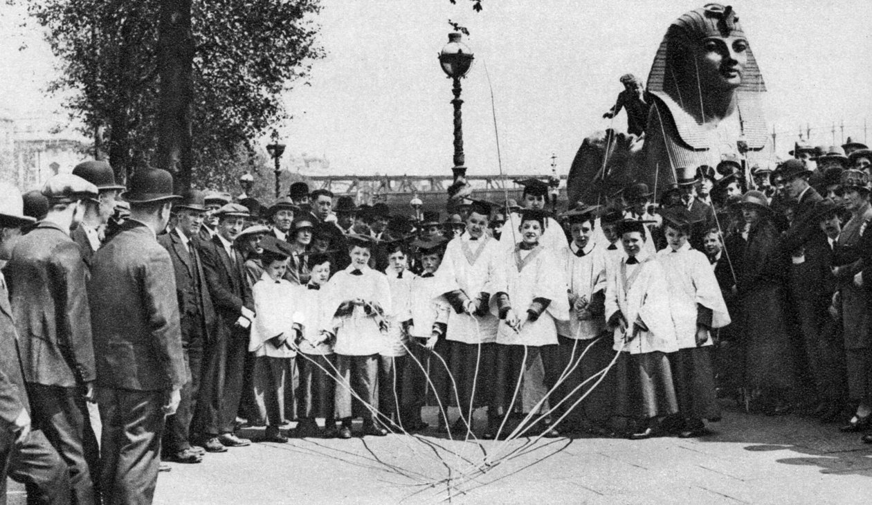 Meninos de coral de St. Clement Danes batendo as marcas de limite com varinhas longas, Londres, 1926-1927 de Unbekannt