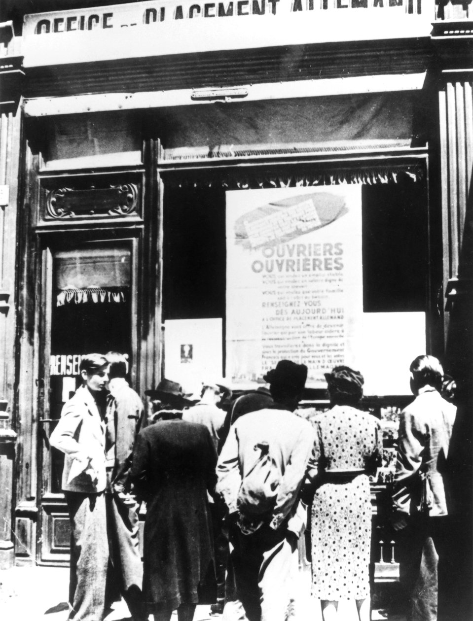 Cidadãos de Paris fora de um escritório de recrutamento de trabalho alemão, 1940-1944 de Unbekannt