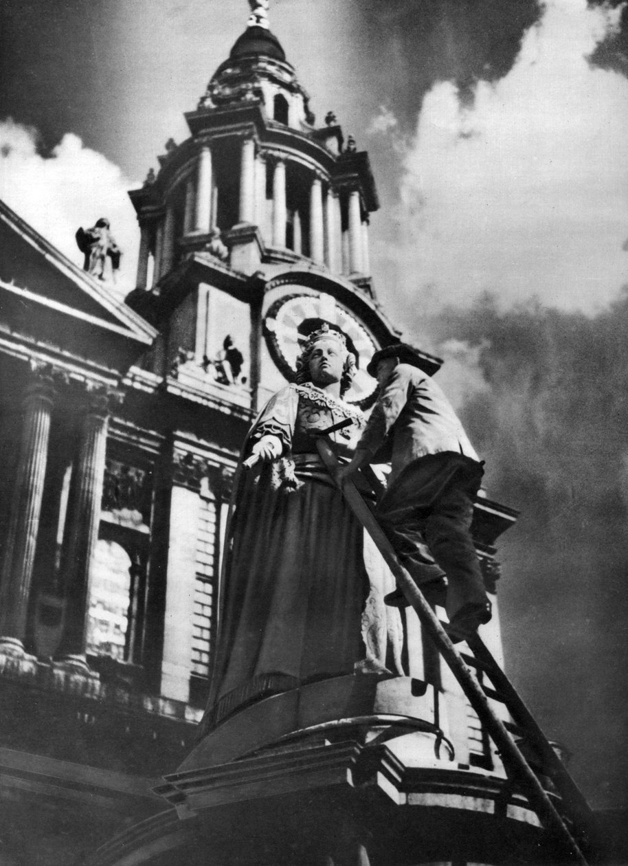 Limpar a estátua da rainha Ana como parte das celebrações do jubileu de prata do rei George Vs, 1935 de Unbekannt