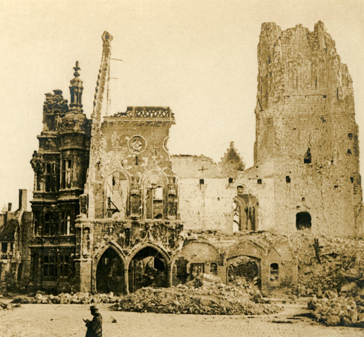 Torre do relógio e prefeitura, Arras, norte da França, c1914-c1918 de Unbekannt