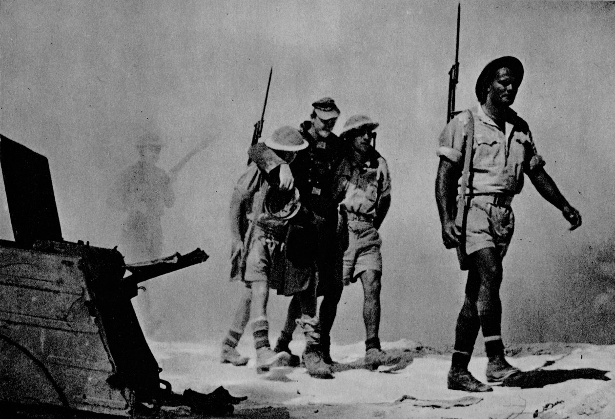 Close de uma grande batalha. Os australianos estão trazendo um prisioneiro ferido, 1942 1944 de Unbekannt