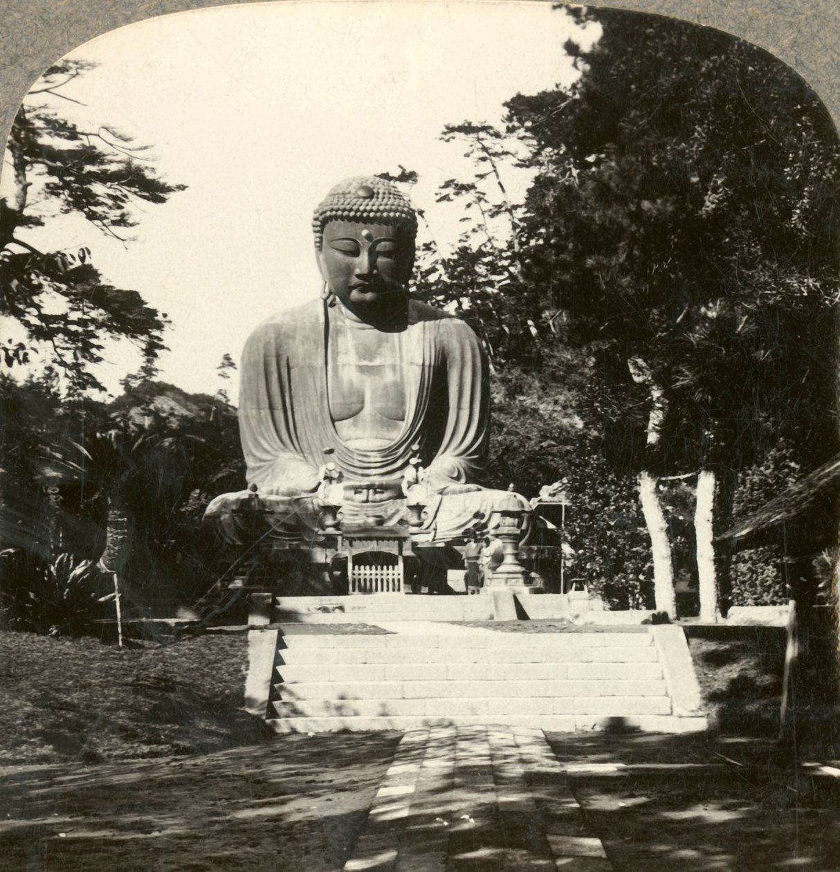 Estátua colossal de Buda, reverenciada pelos japoneses, em um templo silvestre, Kamakura, Japão, c1900. de Unbekannt
