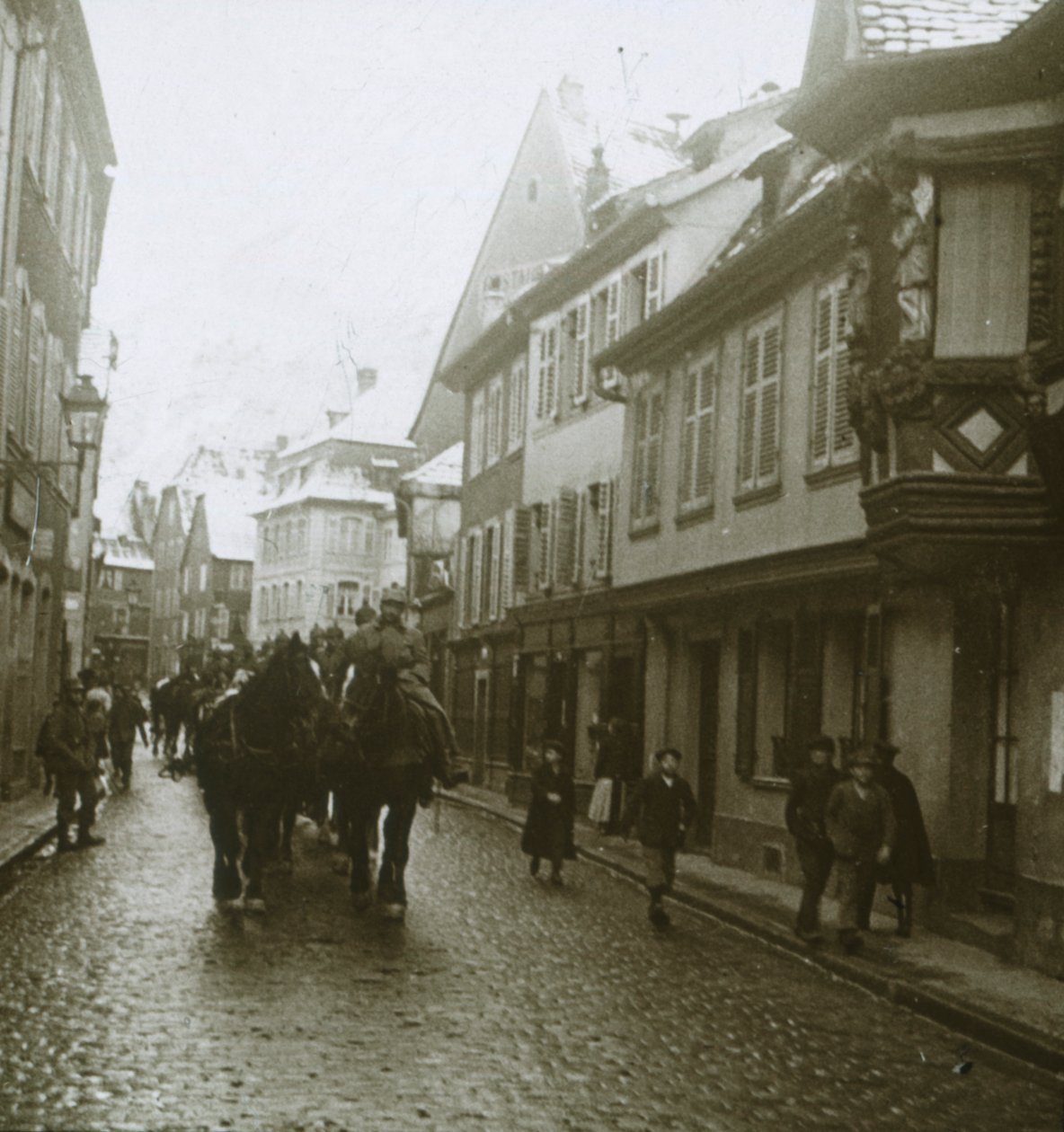 Coluna de soldados alemães, Ribeauvillé, França, c1914-c1918 de Unbekannt