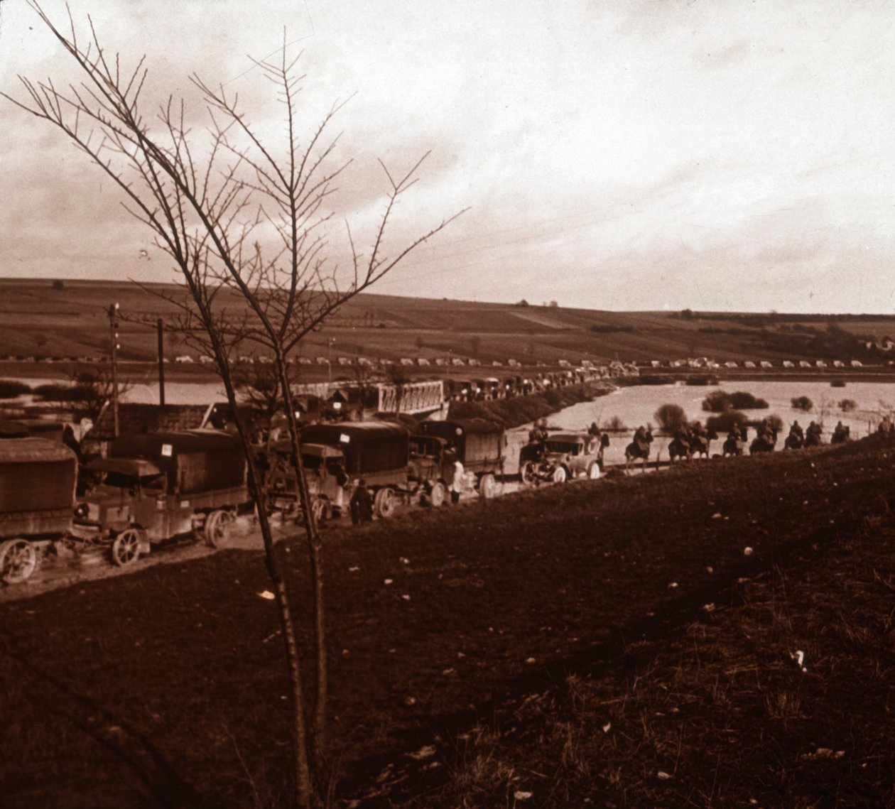 Coluna de caminhões, Verdun, norte da França, c1914-c1918 de Unbekannt