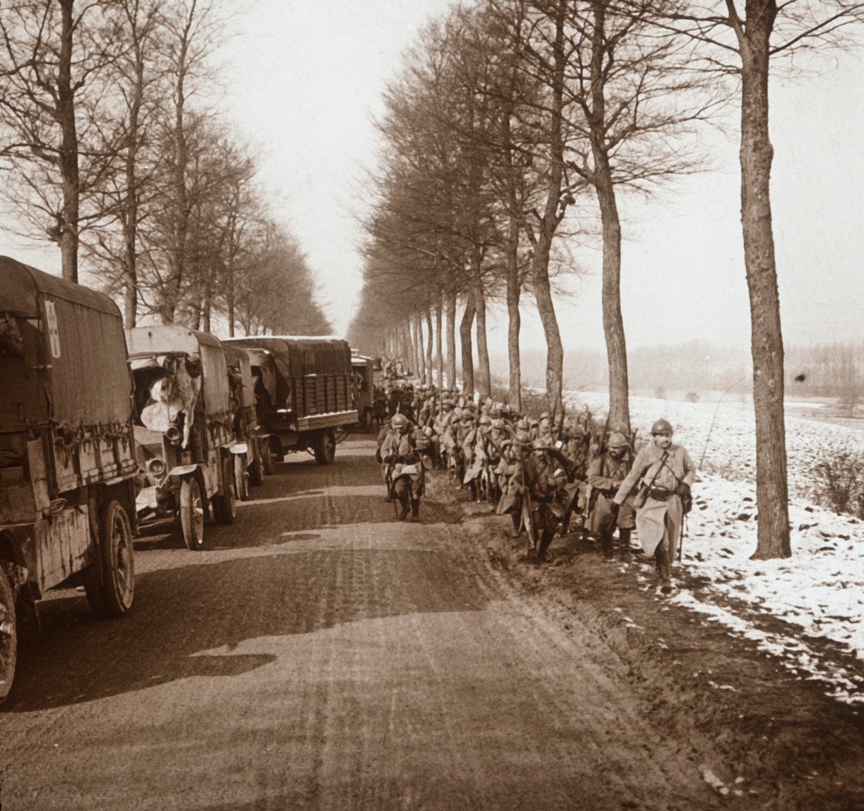 Coluna de caminhões e tropas, Somme-Tourbe, norte da França, c1914-c1918 de Unbekannt
