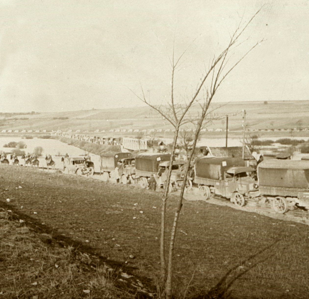Coluna de caminhões no Voie Sacrée, Verdun, norte da França, c1914-c1918. de Unbekannt
