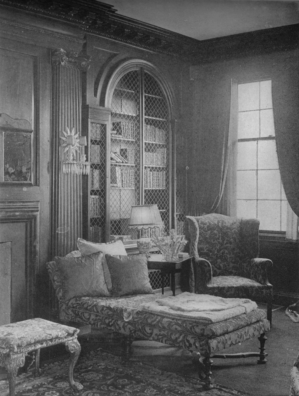 Canto confortável na biblioteca mostrando a estante de livros, casa da senhorita Anne Morgan, Nova York, 1924 de Unbekannt