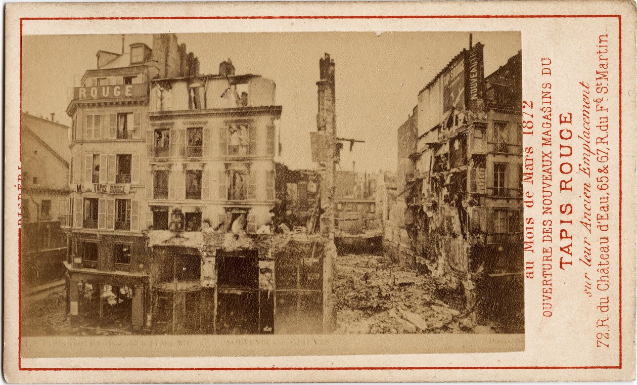 Commune de Paris (1871): abertura das lojas de departamento do Carpet Rouge, um cartão publicitário mostrando o edifício um ano antes, em ruínas durante a Commune. Impressão em cartolina Dim. 6,3x10 cm de Unbekannt