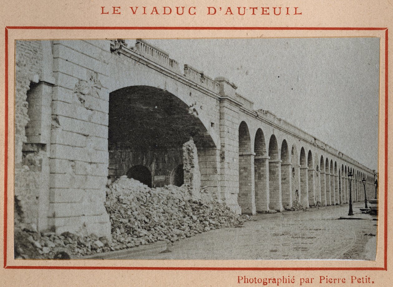 Commune de Paris (1871): vista do viaduto de Auteuil, em Paris, em maio de 1871. Fotografia de Pierre Pepetit. Impressão em papelão, Dim. 9x5,4 cm de Unbekannt