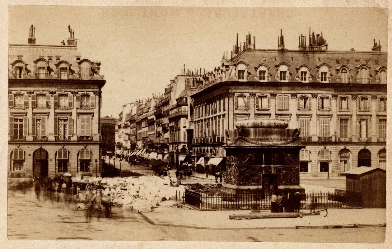 Comuna de Paris (1871) vista da Place Vendome com a coluna destruída. Fotografia. Impressão em papelão Dim. 10,4x6,2 cm de Unbekannt