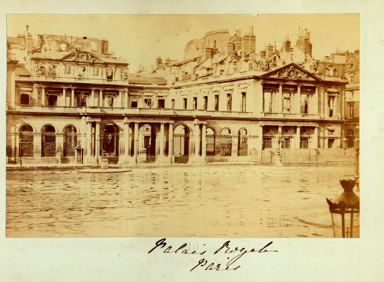 Comuna de Paris (1871): vista do Palais Royal (Palais-Royal) detruit. Fotografia anónima. Impressão em papelão Dim. 15x10 cm de Unbekannt