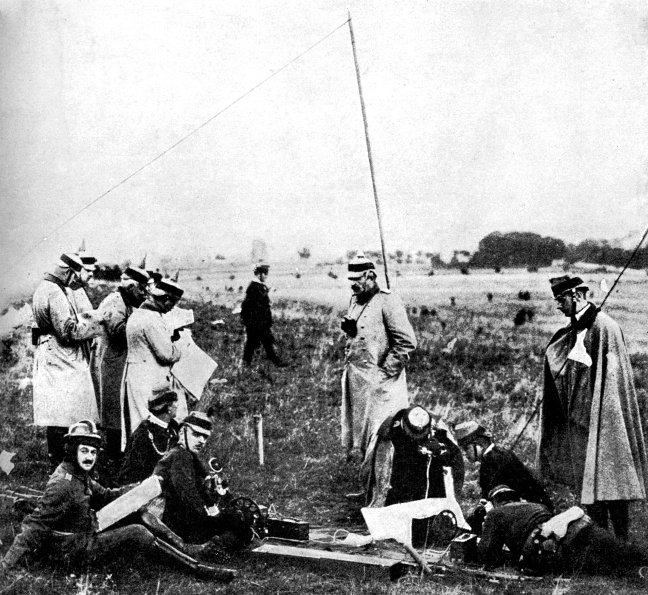 Companhia de escoteiros alemães recebendo instruções por telefone, Primeira Guerra Mundial, 1914 de Unbekannt