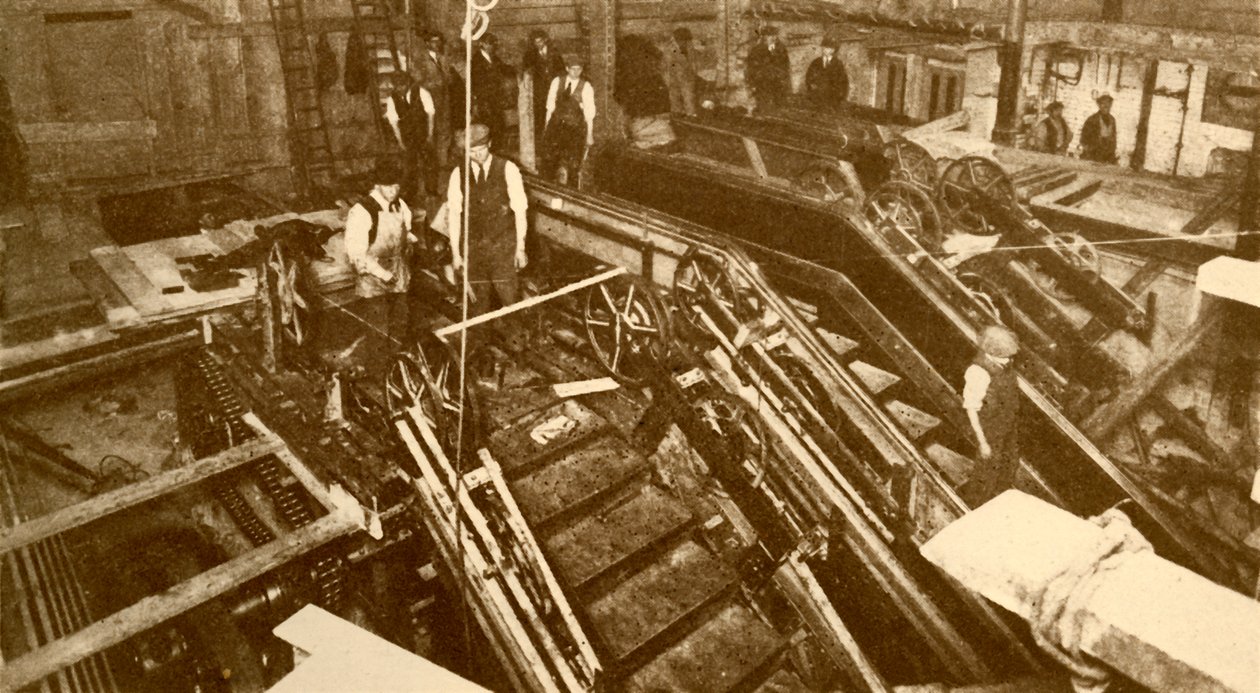 Construção de escadas rolantes na Bank Station, Londres, c1930. de Unbekannt
