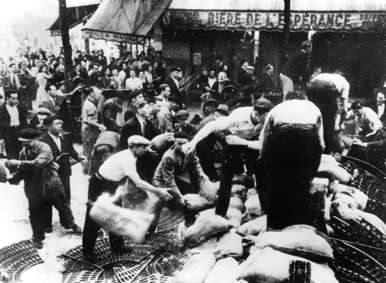 Construindo uma barricada, Paris, 1944 de Unbekannt
