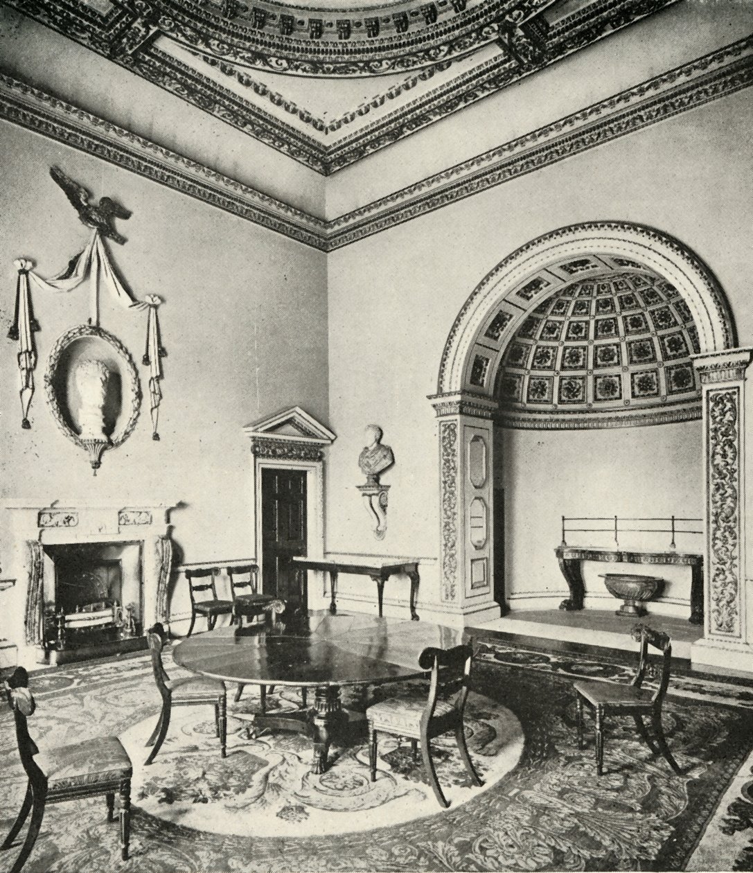 Interiores contrastados: Palladian - a sala de jantar, Holkham, Norfolk, de William Kent, com regência de Unbekannt