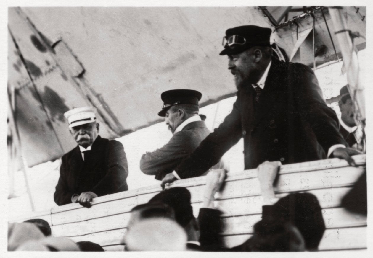 Conde Zeppelin e Dr. Eckener em uma gôndola Zeppelin, Schwaben, Alemanha, c1908-1917 1933 de Unbekannt