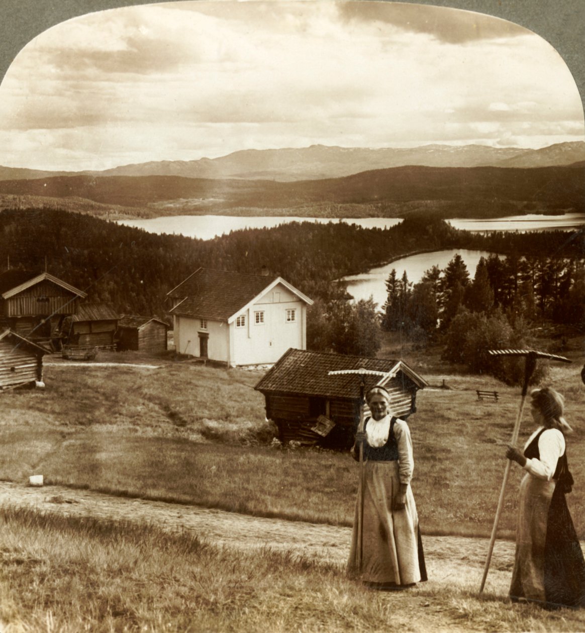 Meninas do campo em período de feno - nos lagos Bolkesjo e Folsjo até Himingen Mts., Noruega, c1905. de Unbekannt