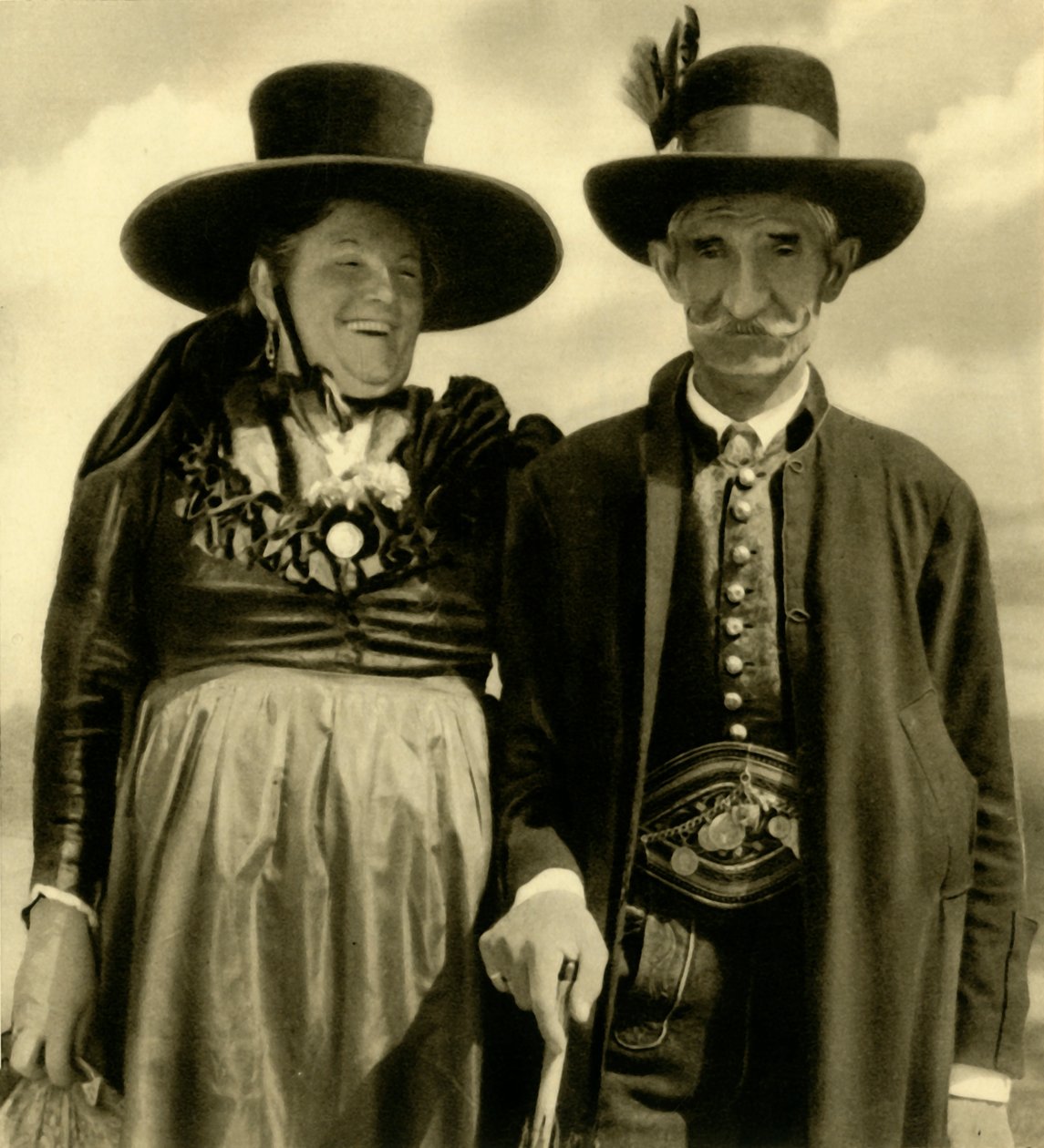 Casal em trajes tradicionais, Sankt Lambrecht, Styria, Áustria, c1935. de Unbekannt