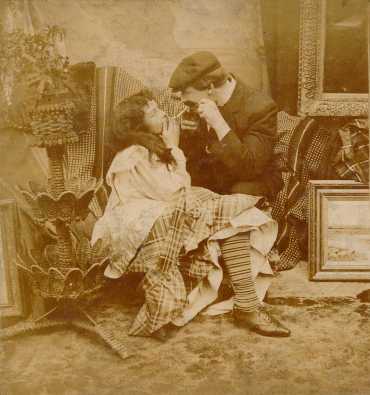 Par, acendendo um cigarro, 1900 de Unbekannt