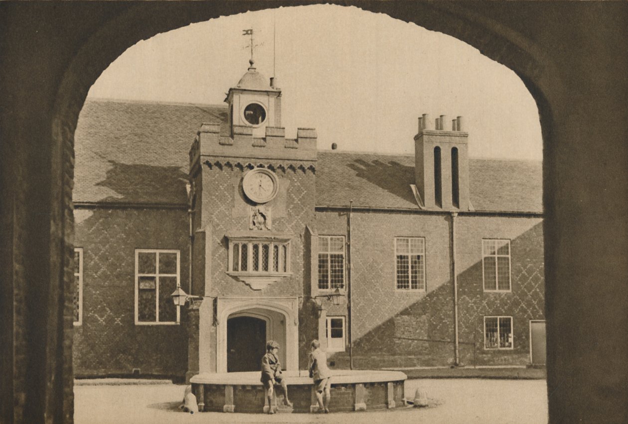 Pátio e entrada principal do Palácio do Bispo de Londres em Fulham, c1935. de Unbekannt