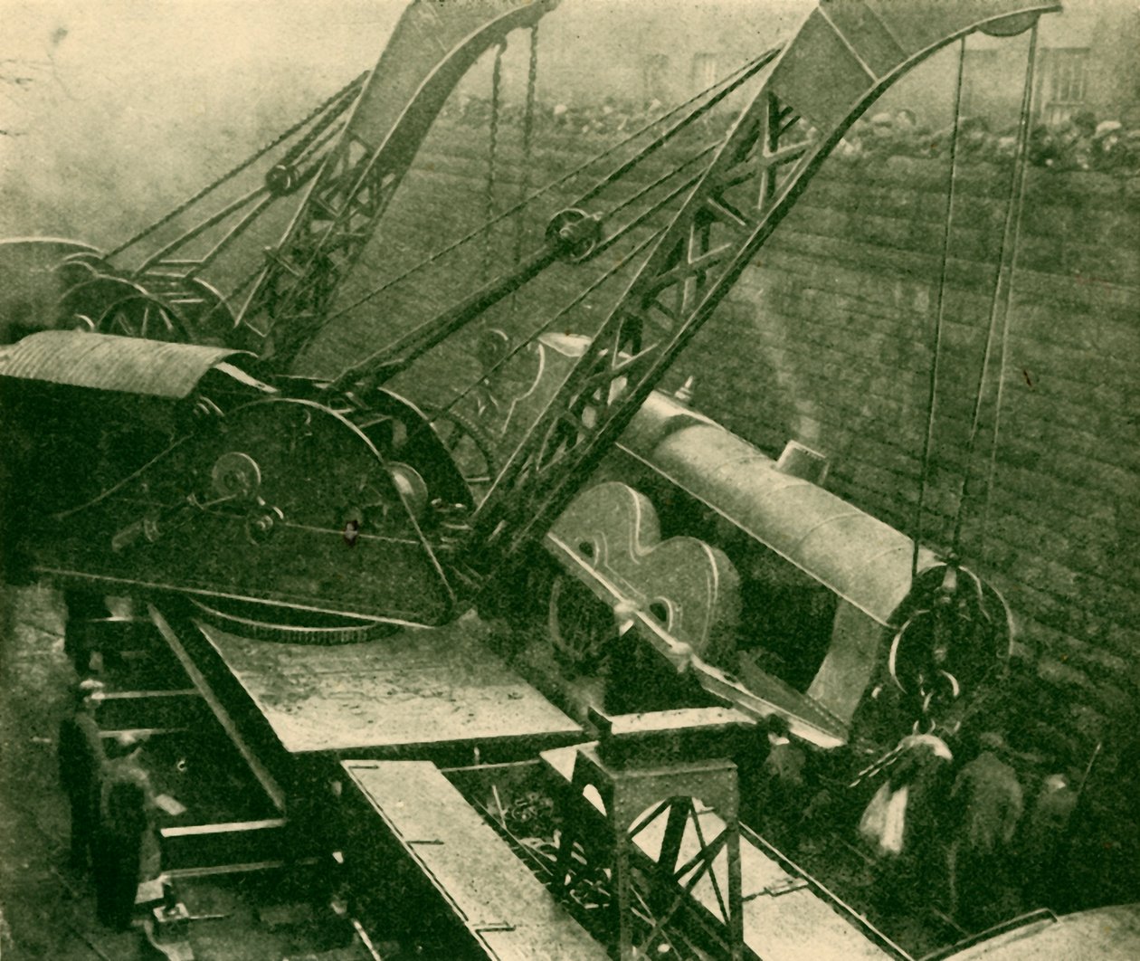 Guindastes no trabalho após um acidente, 1930. de Unbekannt