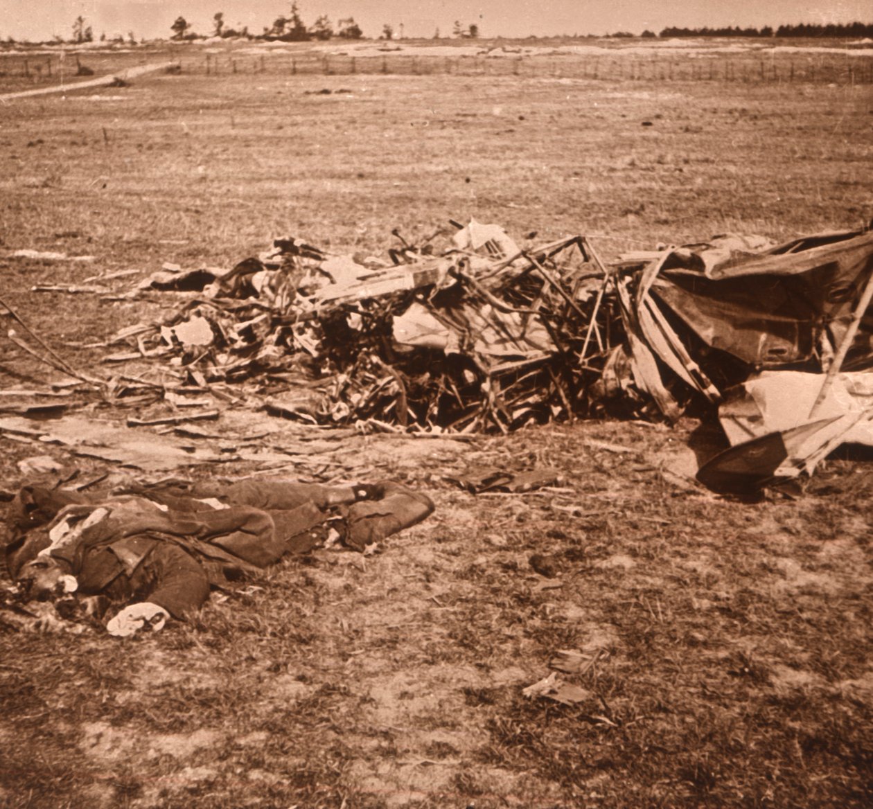 Avião caiu, Sainte-Marie-à-Py, norte da França, c1914-c1918 de Unbekannt