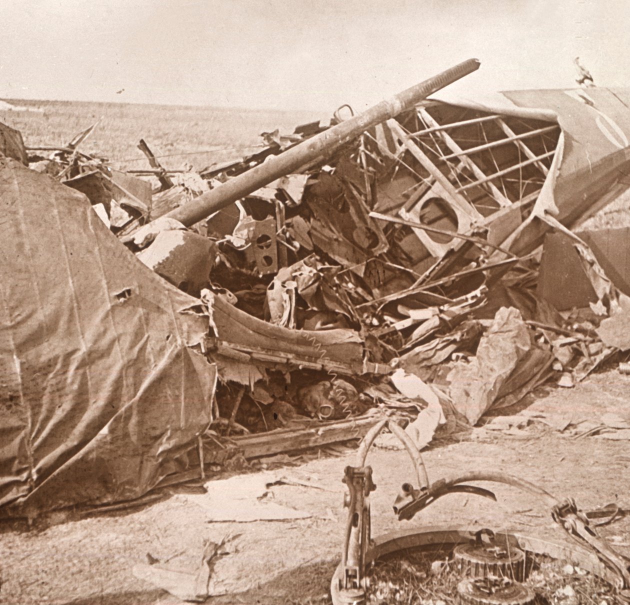 Avião caiu, Sainte-Marie-à-Py, norte da França, c1914-c1918 de Unbekannt
